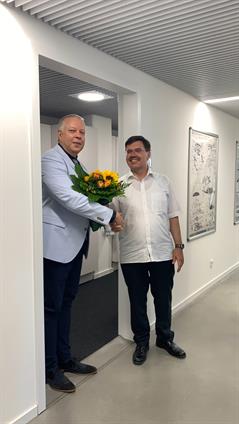 Prof. Dr. Andreas Jahr (re.) gratuliert Igor Trofimov zu seiner erfolgreichen Promotion. Foto: Jean Maurice Hellenbroich